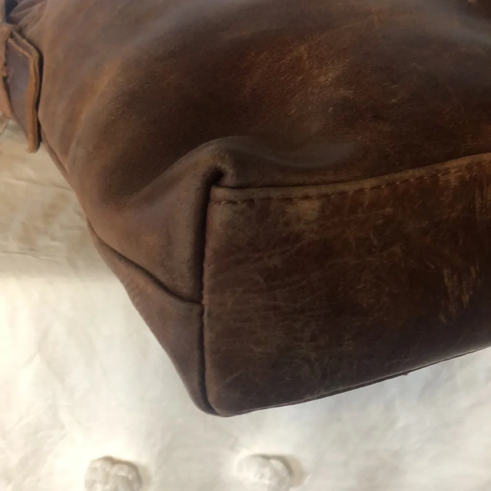 BACCINI Leandro cognac brown distressed genuine leather laptop bag. Detach strap